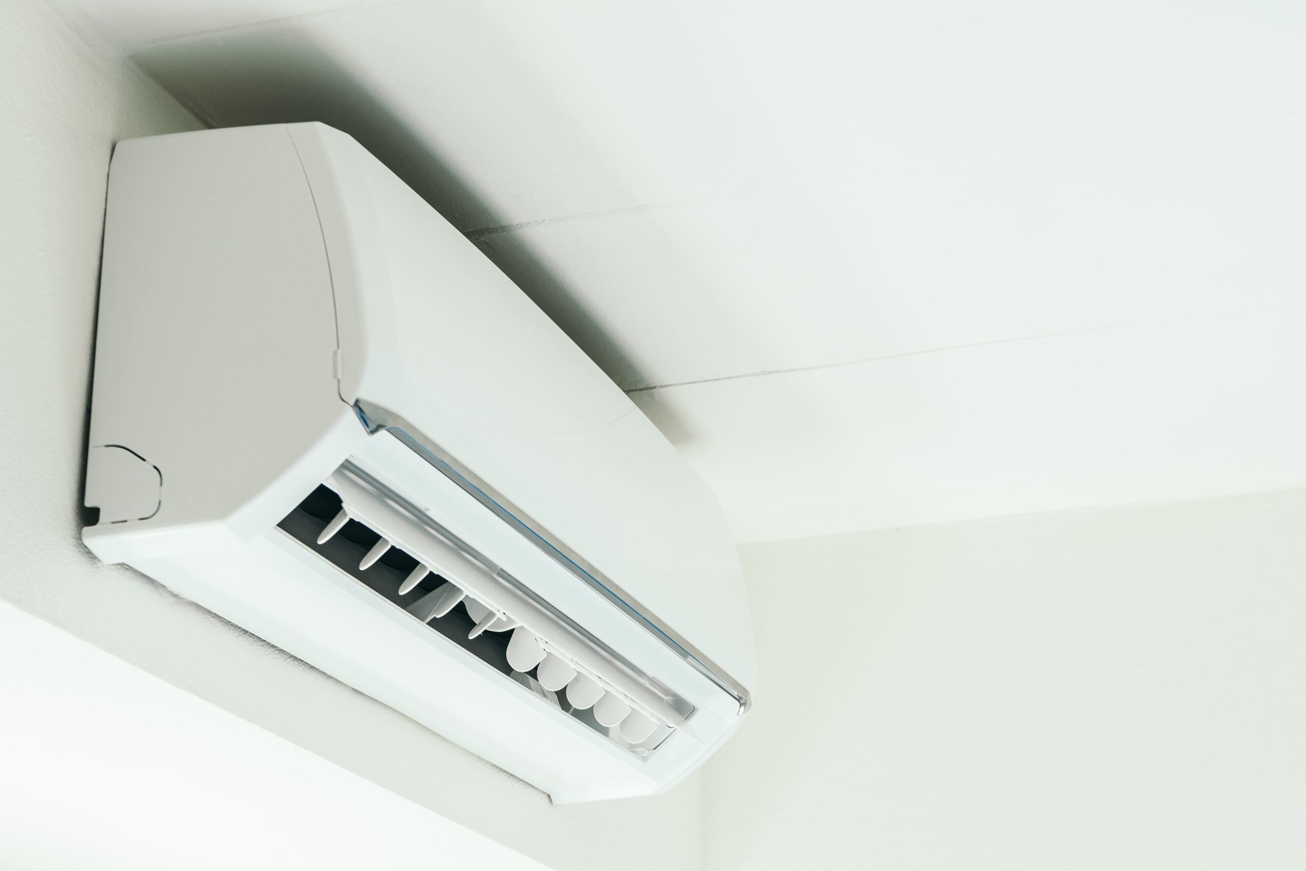 You are currently viewing Beat the Heat: Top AC Maintenance Tips for Villas and Apartments